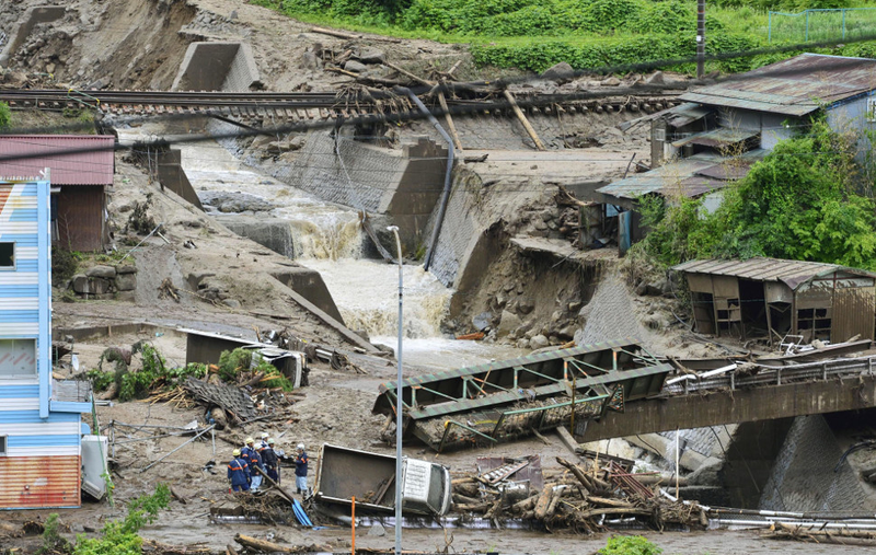 Illustration for article titled Horrifyingly Powerful Mudslide In Japan Tears Down Trees In An Instant